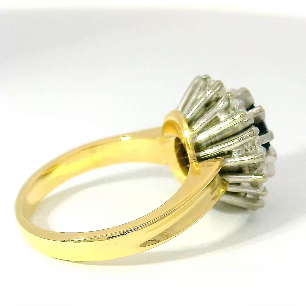 High-quality ring in 18 carat yellow & white gold with sapphire & brilliant-cut diamonds