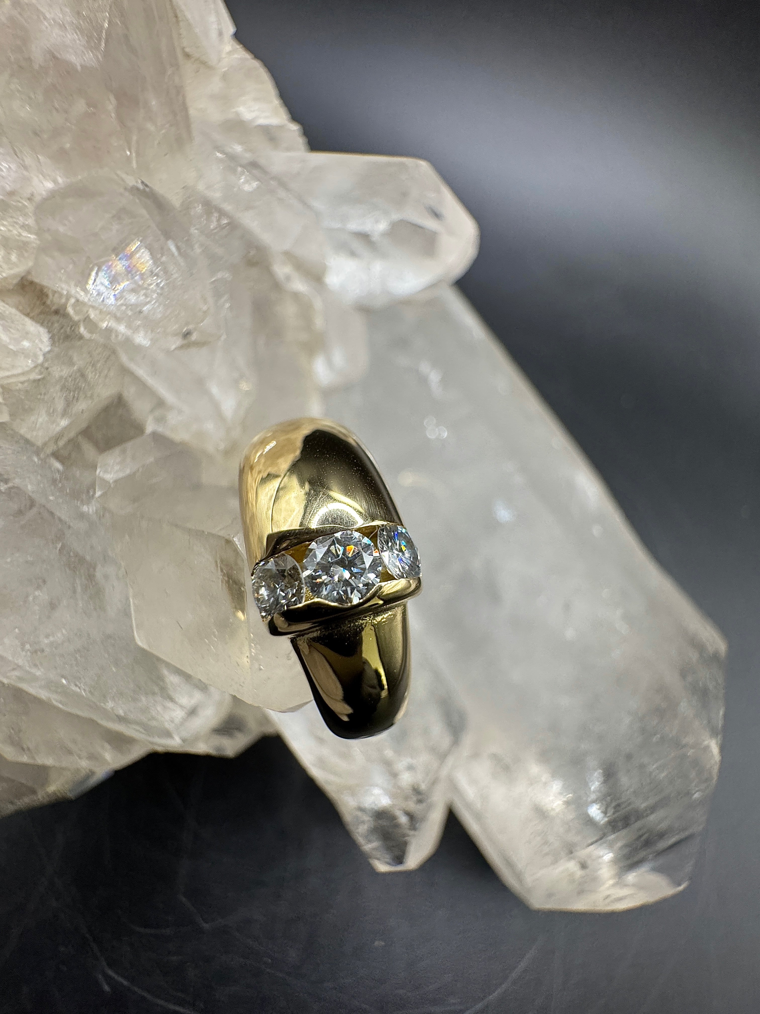 Handgefertigter Ring von Jaufmann in 18 Karat Gold mit Brillanten