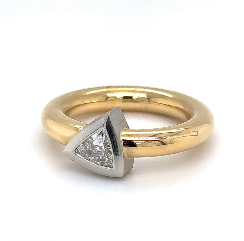 Handgefertigter Wempe Solitär Ring in 18 Karat Gelb & Weißgold mit Trilliant