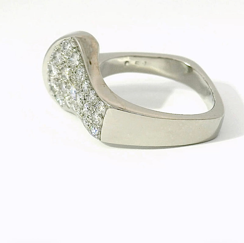 Edler Ring in 18 Karat Weißgold mit feinen Brillanten - Massive Handarbeit