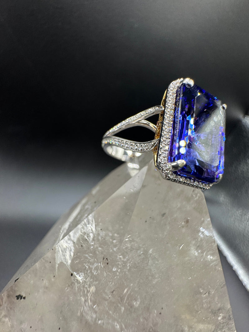 Edler Tansanit Ring in 18 Karat Weißgold mit feinen Brillanten