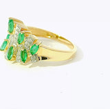 Lebhafter Ring in 14 Karat Gelbgold mit leuchtenden Smaragden und Diamanten