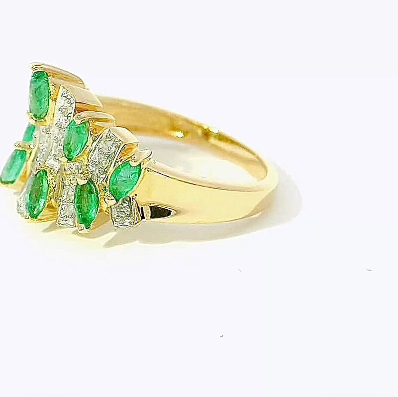 Lebhafter Ring in 14 Karat Gelbgold mit leuchtenden Smaragden und Diamanten