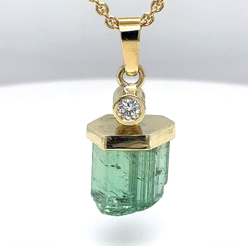 Stilvoller Turmalin Anhänger in 14 Karat Gelbgold mit feinen Brillant - Handarbeit