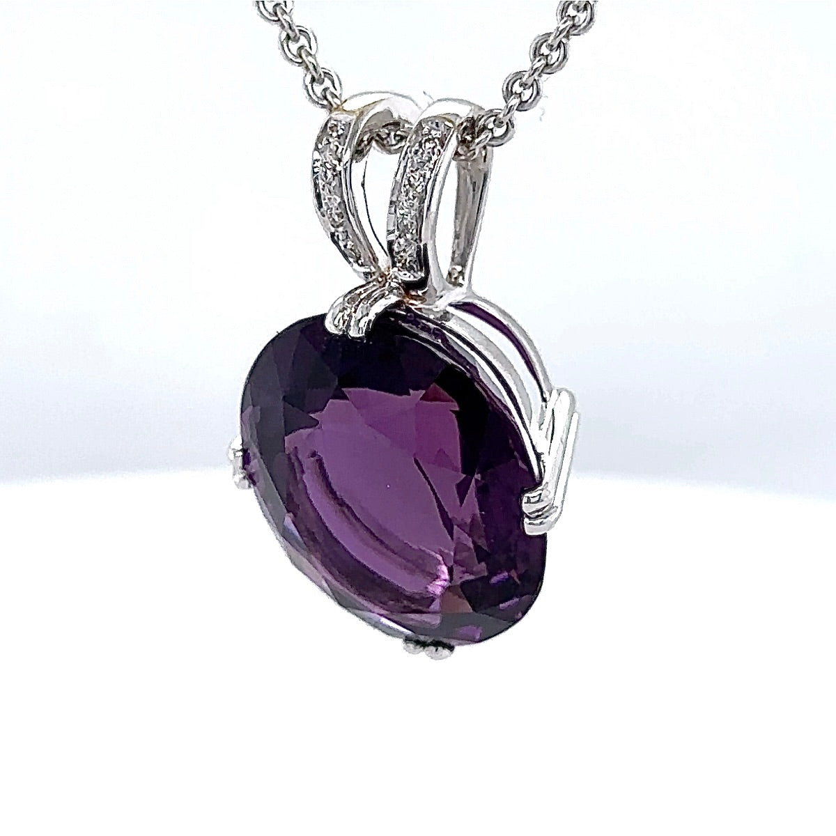 Moderner Edelsteinanhänger in 18 Karat Weißgold mit Amethyst & Brillanten + Kette