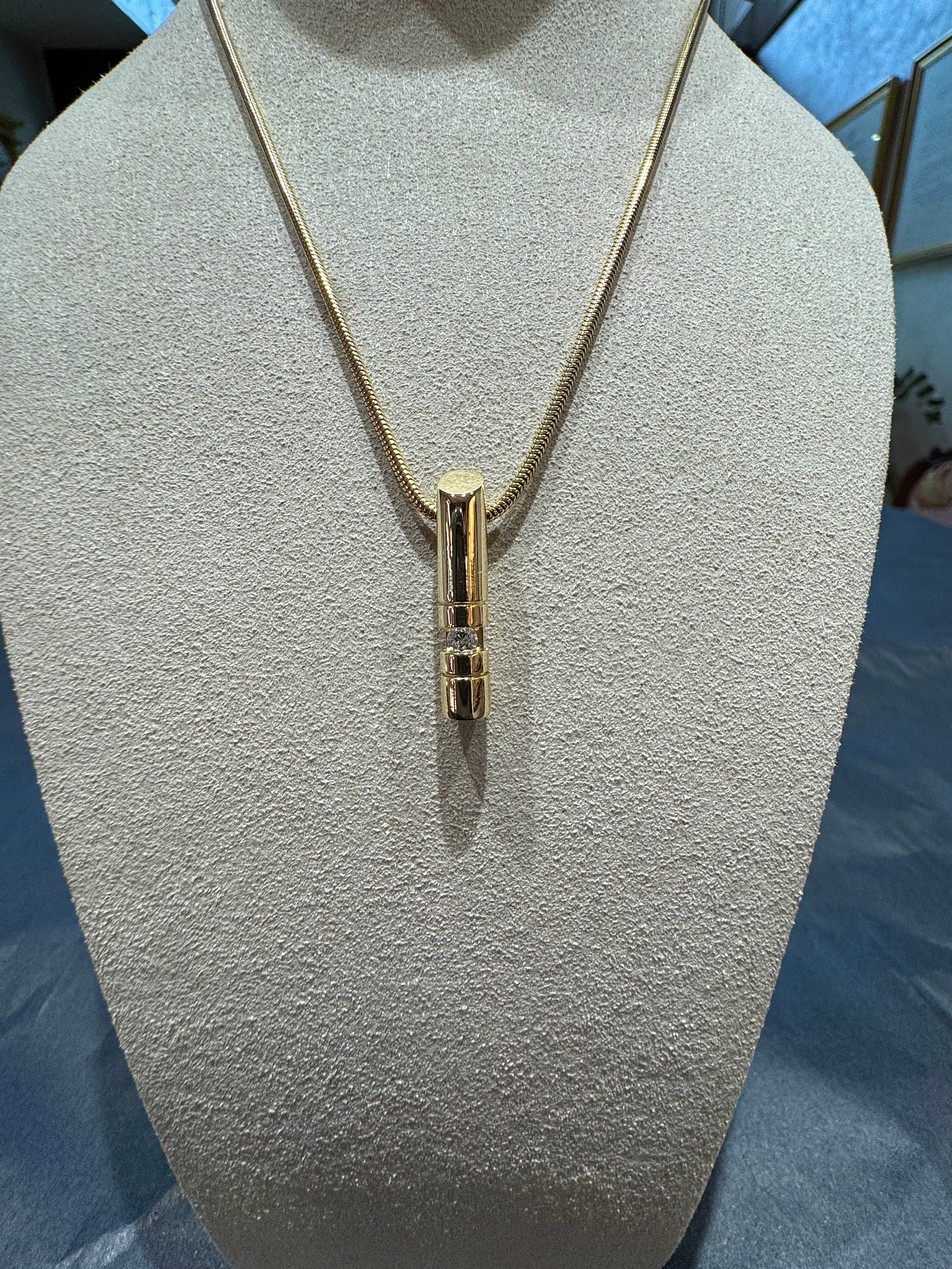 Elegant 14k (585) yellow gold necklace with a brilliant-cut diamond