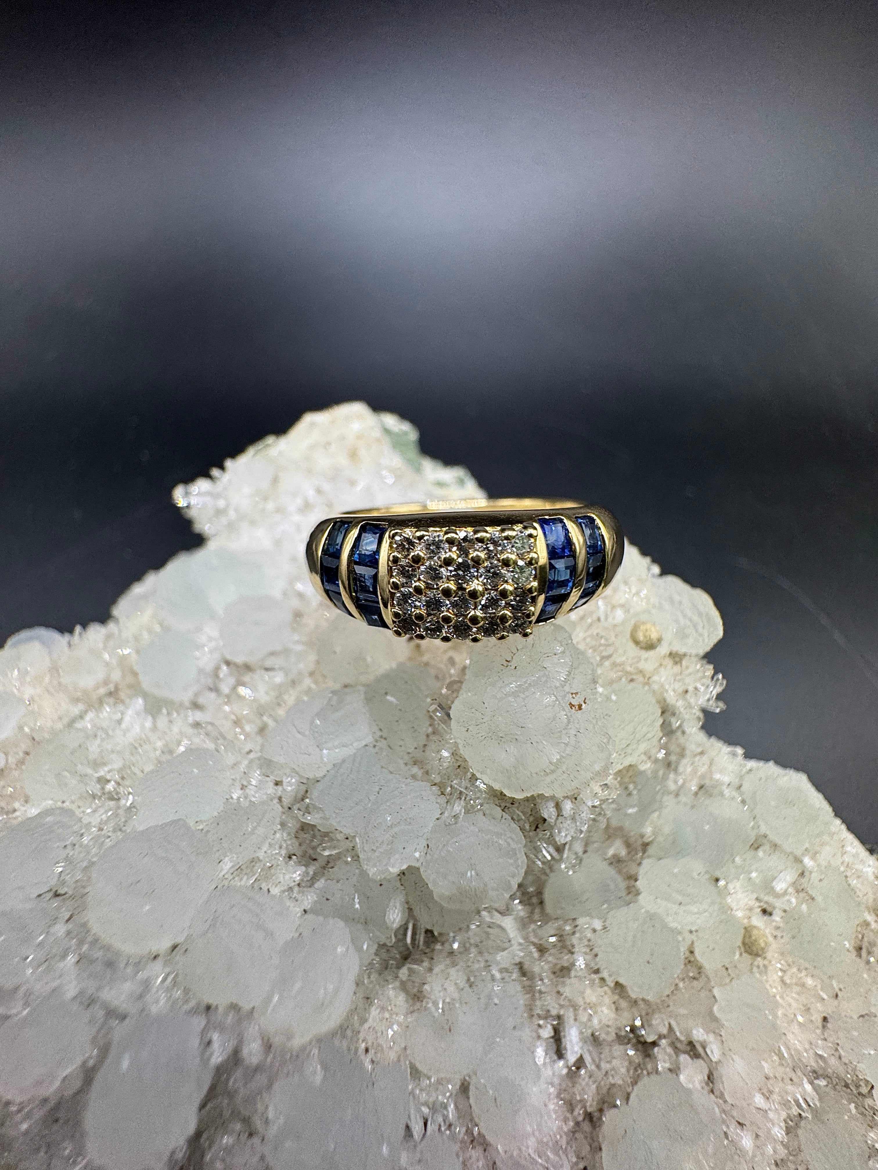 Edler Ring in 18 Karat Gelbgold mit feinen Brillanten & Saphiren