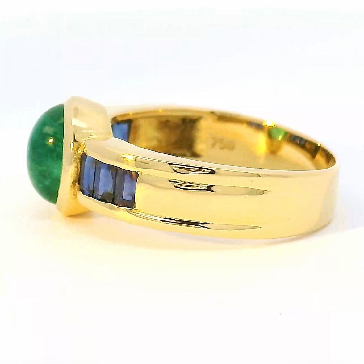 Edler Ring in 18 Karat Gelbgold mit Smaragd & Saphiren