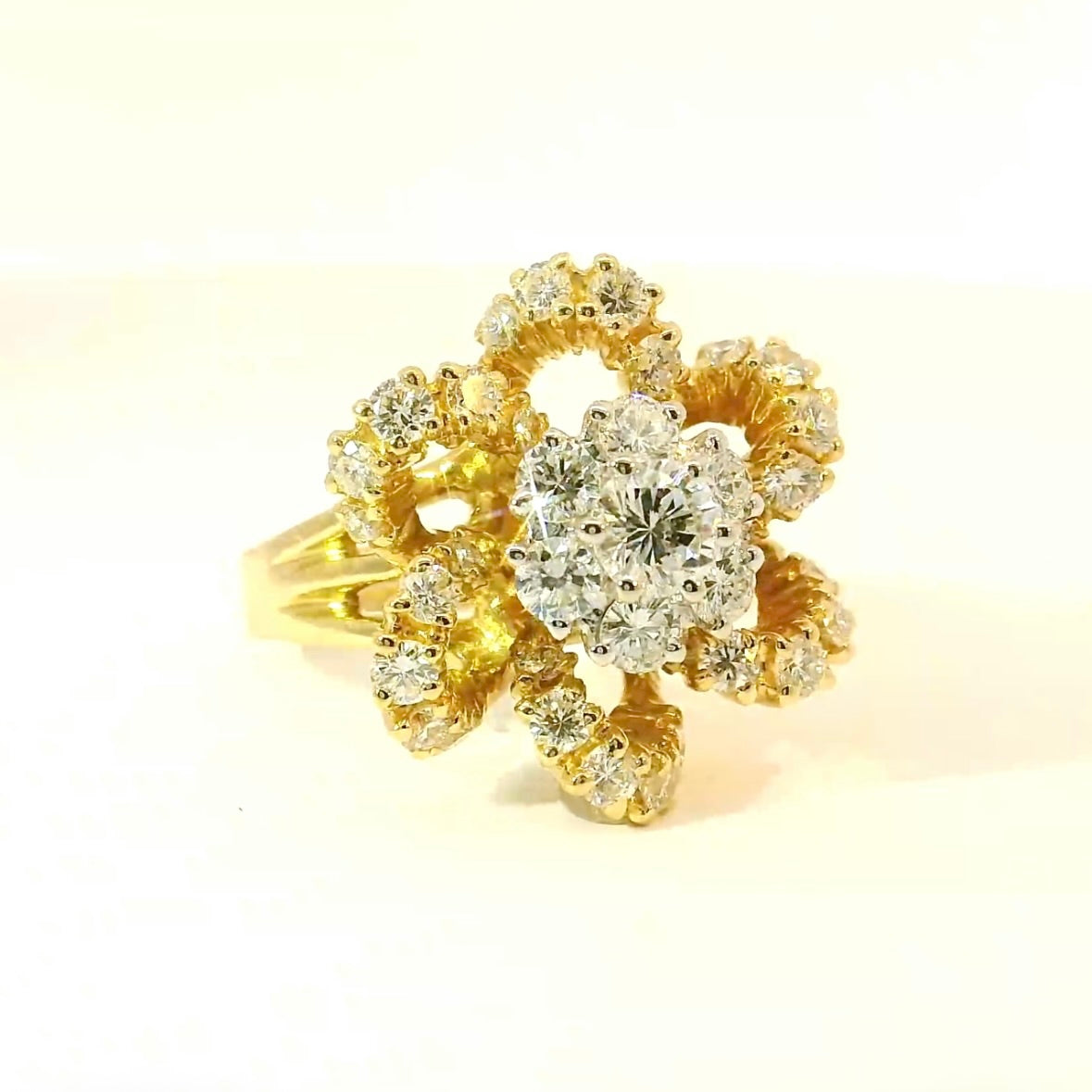 Edler Goldbaur Ring in 18 Karat Gelb- und Weißgold mit hochfeinen Brillanten