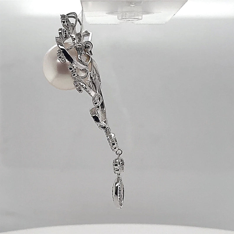 Unique pendant in 18 carat white gold with a large South Sea pearl and brilliant-cut diamonds