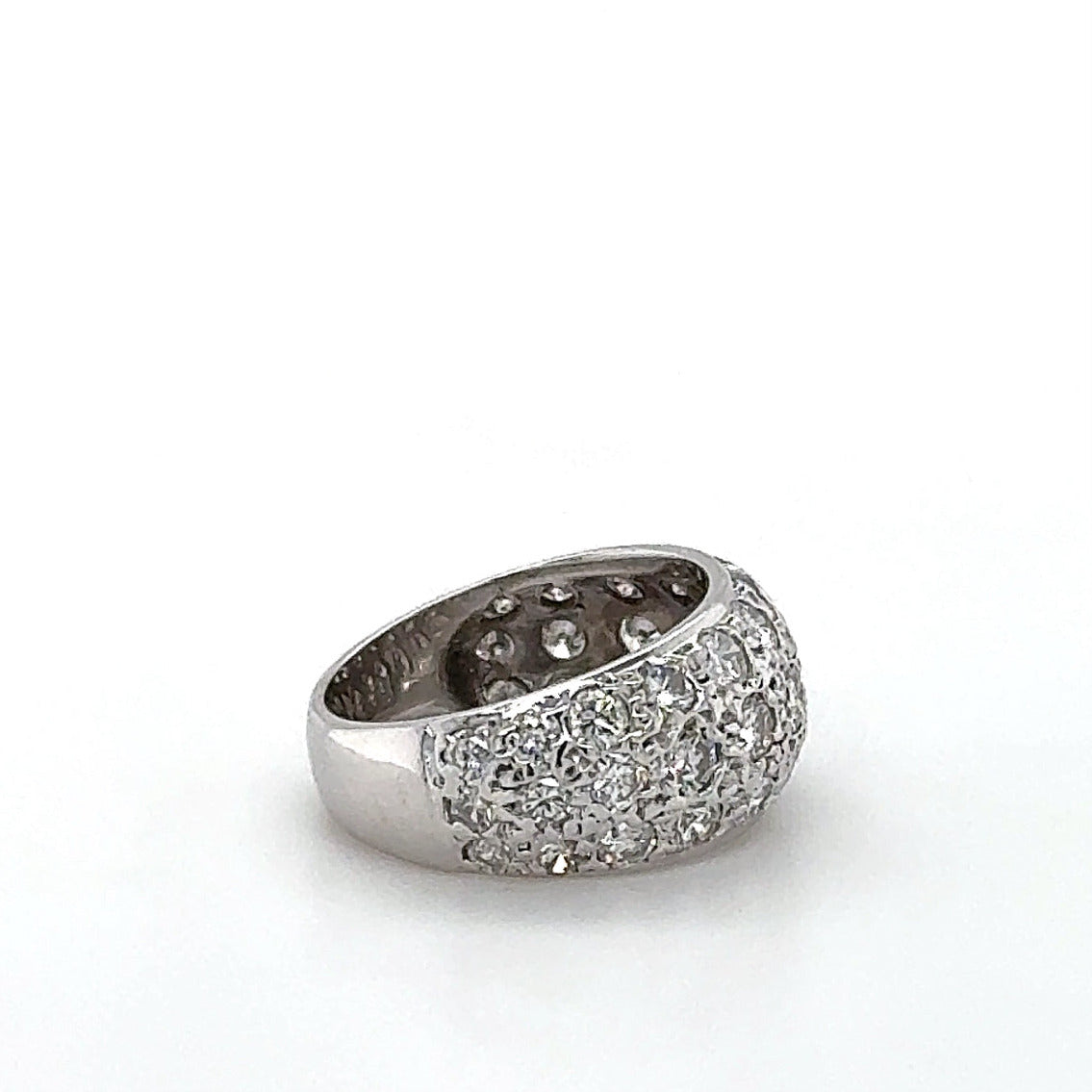Wirkungsvoller Weißgoldring in 14 Karat mit hochfeinen Brillanten im Pavé-Verschnitt