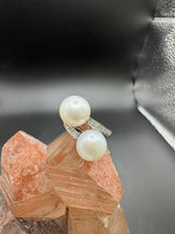 Eleganter Toi-et-Moi-Ring in 9 Karat Weißgold mit Diamanten und Perlen