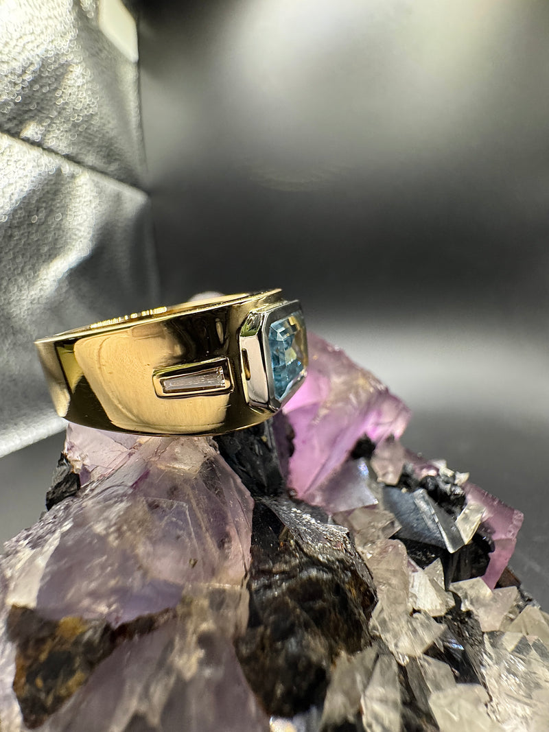 Hochwertiger Ring in 18 Karat Gelbgold mit Aquamarin & Diamanten