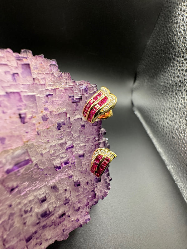 Stilvolle Rubin Ohrringe in 18 Karat Gelbgold mit feinen Brillanten