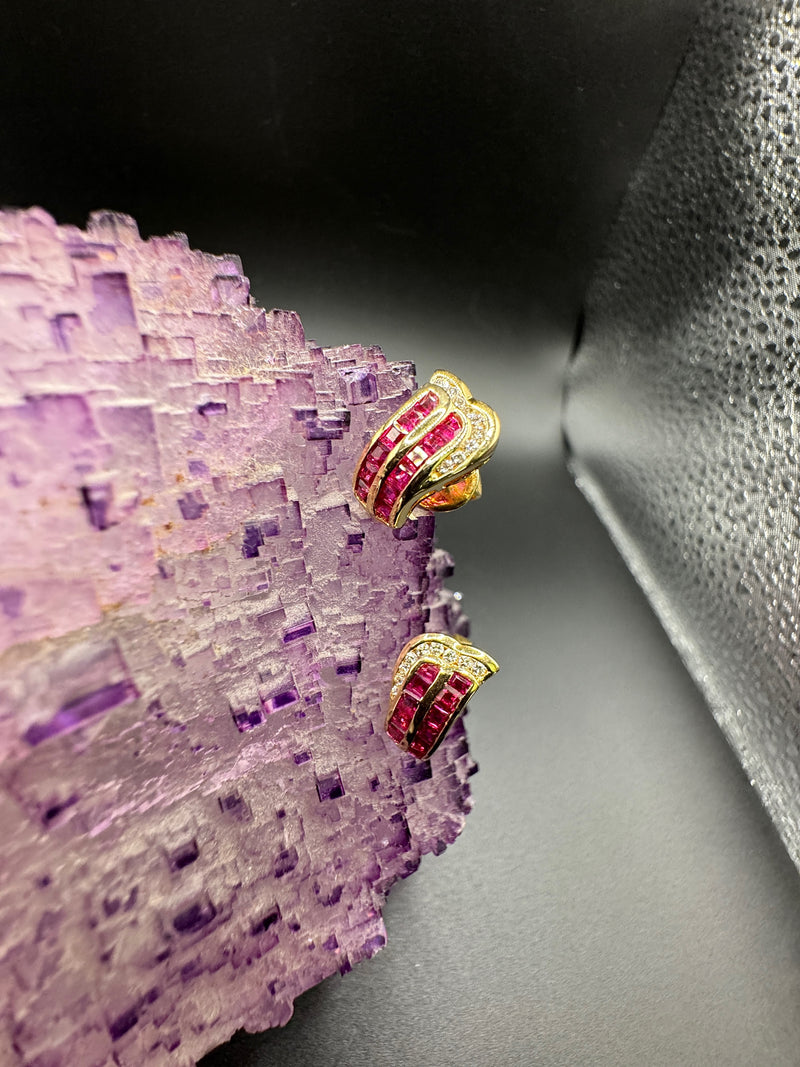 Stilvolle Rubin Ohrringe in 18 Karat Gelbgold mit feinen Brillanten