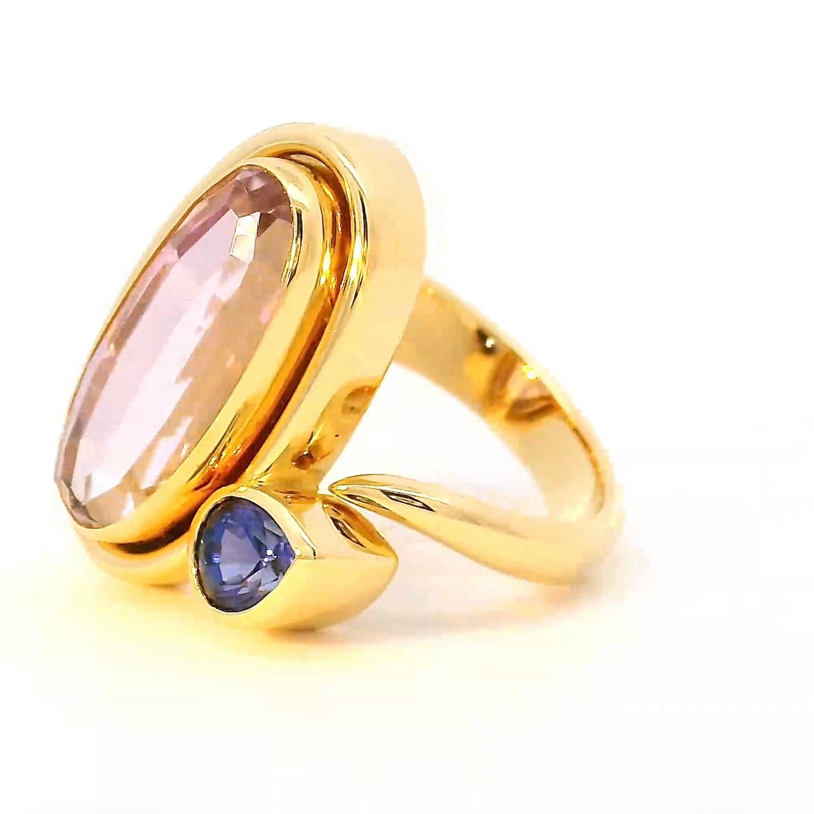 Handgefertigter Ring in 18 Karat Gelbgold mit Kunzit & Tansanit