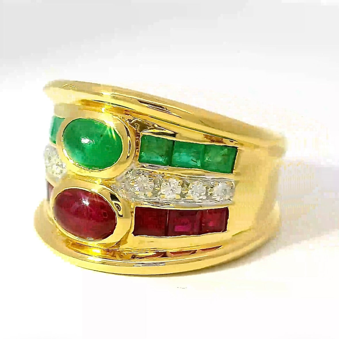 Dominanter Ring in 18 Karat Gelbgold mit Rubinen, Smaragden & Brillanten