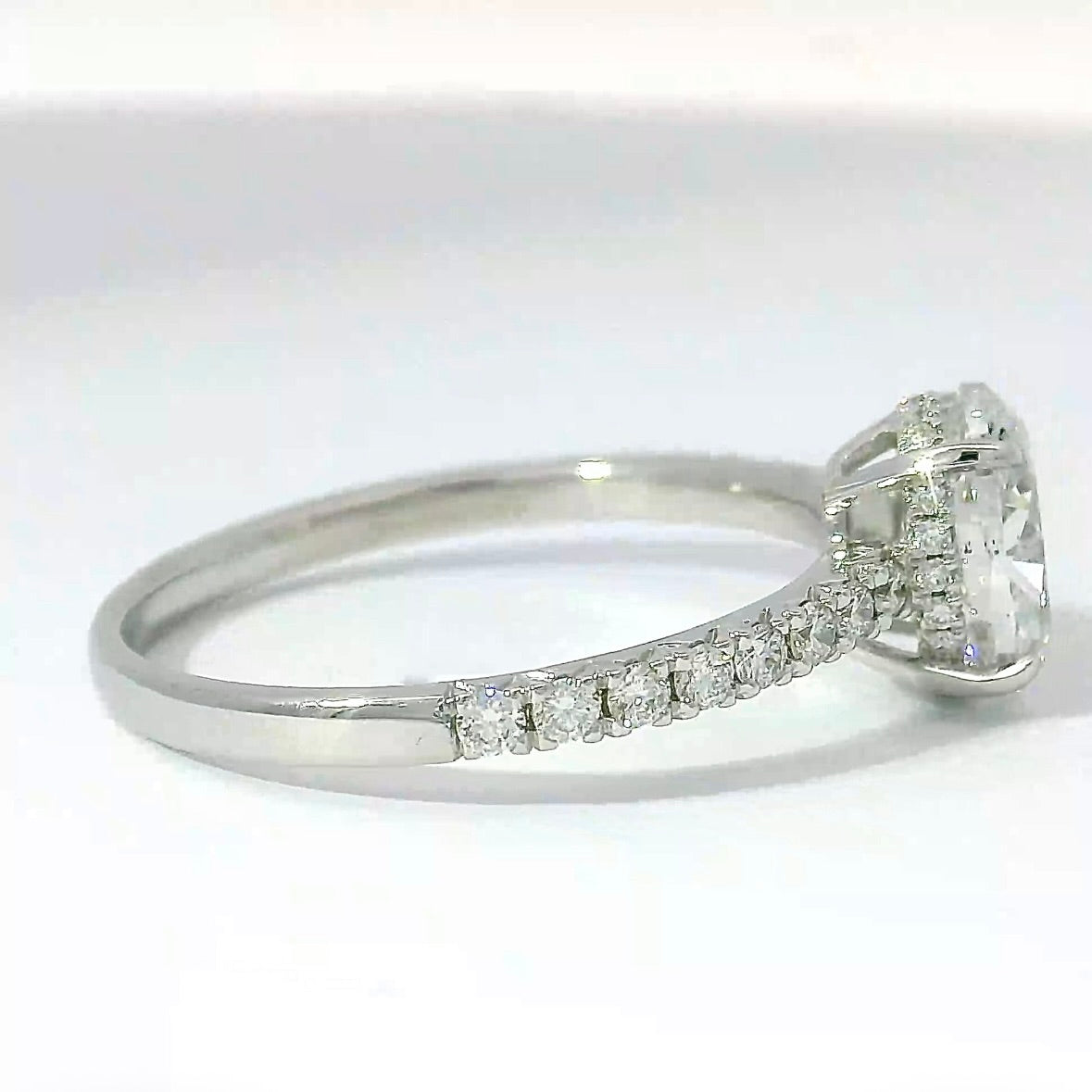 Wunderschöner Ring in 18 Karat Weißgold mit ovalem Brillanten & Pavé-Besatz