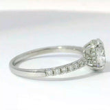 Wunderschöner Ring in 18 Karat Weißgold mit ovalem Brillanten & Pavé-Besatz