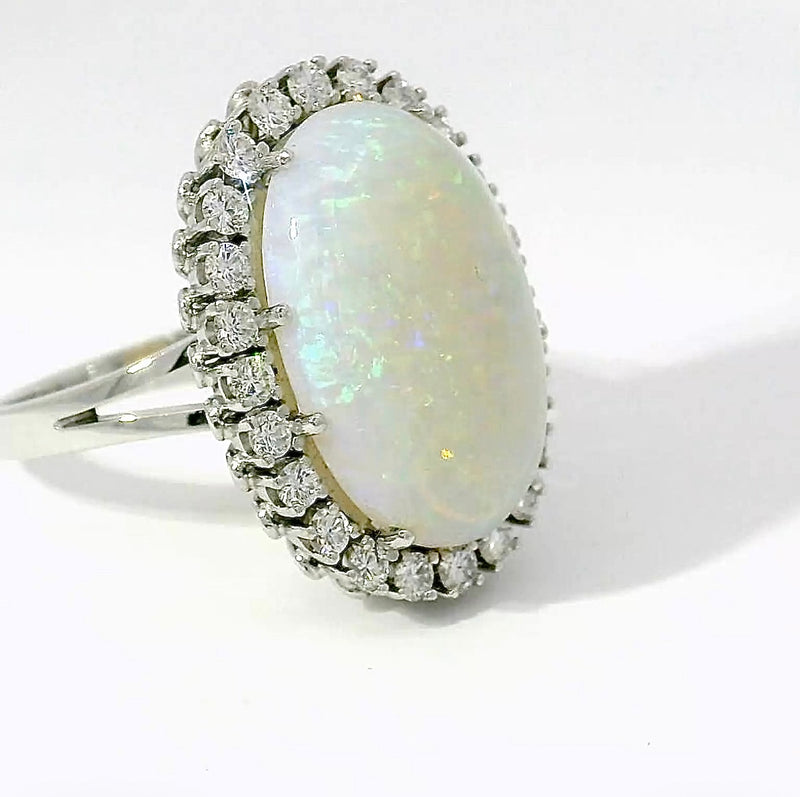 Hochfeiner Cocktailring in 18 Karat Weißgold mit austral. Opal & Brillanten