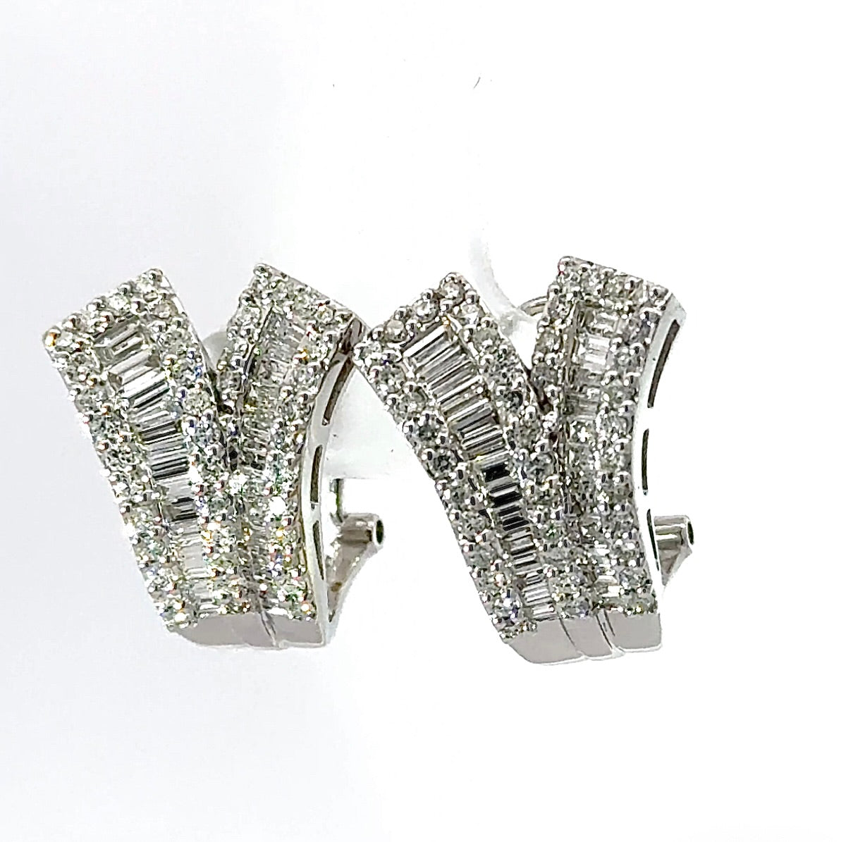 Exciting earrings in 18 carat white gold with brilliant-cut diamonds & baguette diamonds