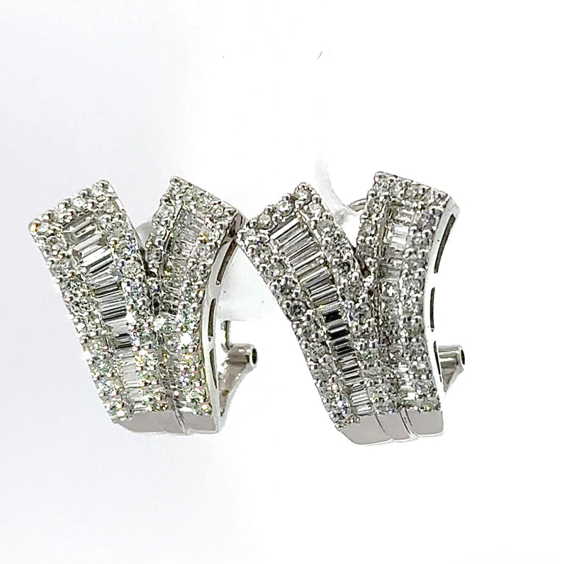 Aufregende Ohrringe in 18 Karat Weißgold mit Brillanten & Diamant-Baguettes