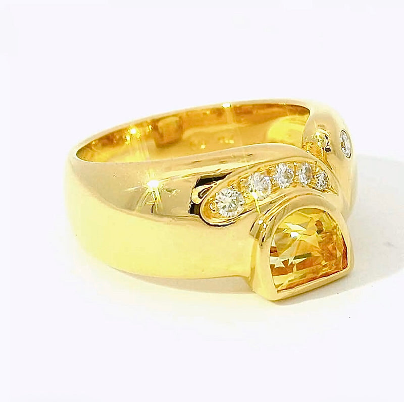 Handgefertigter Ring in 18 Karat Gelbgold mit gelbem Saphir und Brillanten