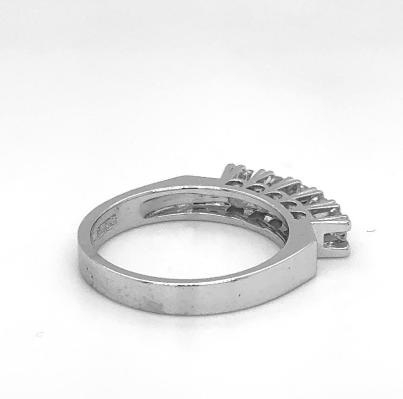 Edler Halbmemory Ring in 18 Karat Weißgold mit hochfeinen Brillanten