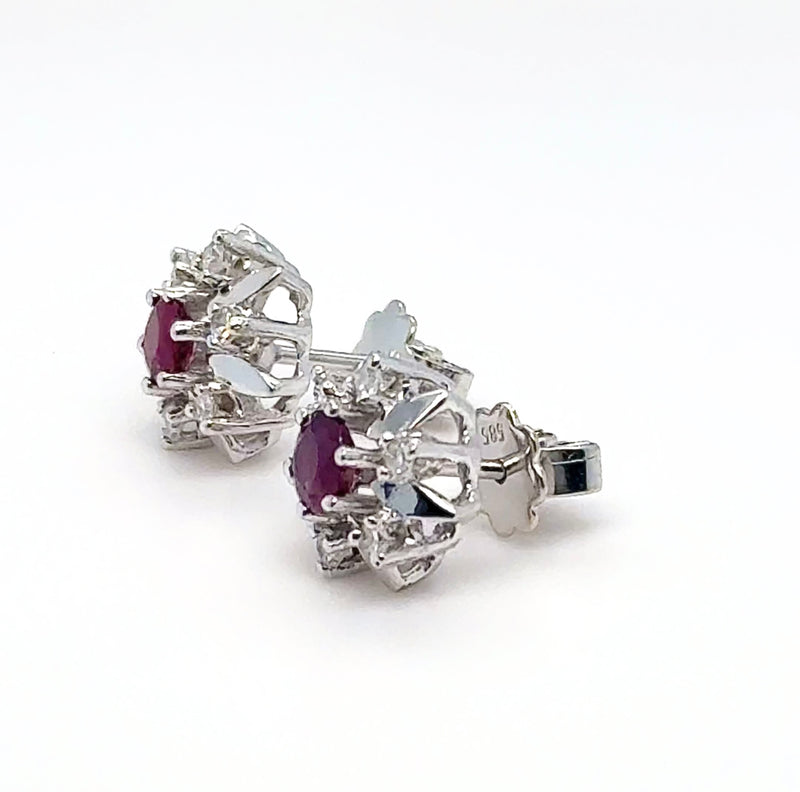 Stilvolle Ohrstecker in 14 Karat Weißgold mit feinen Rubin & Diamanten