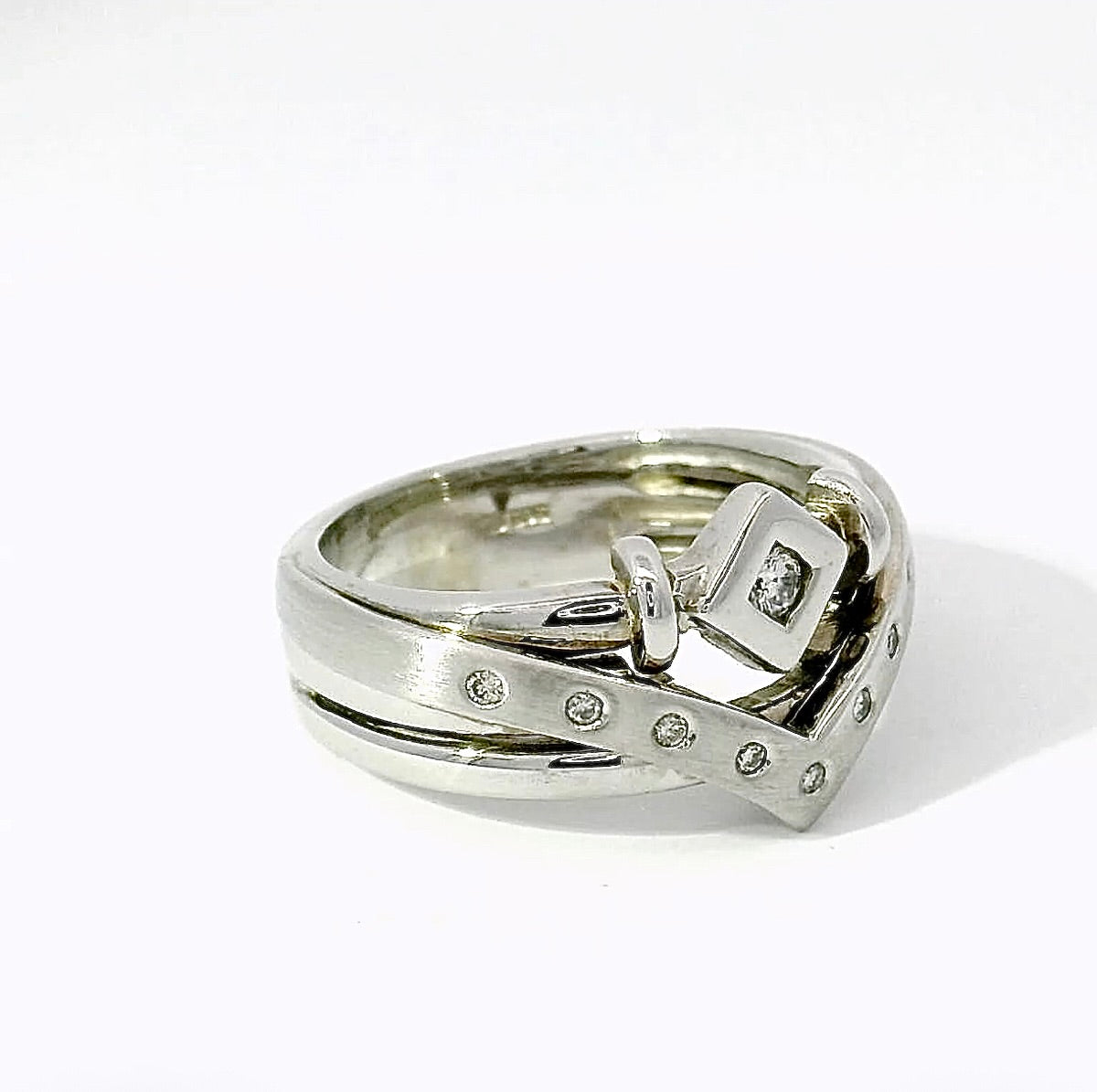 Ausgefallener Ring in 14 Karat Weißgold mit Brillanten