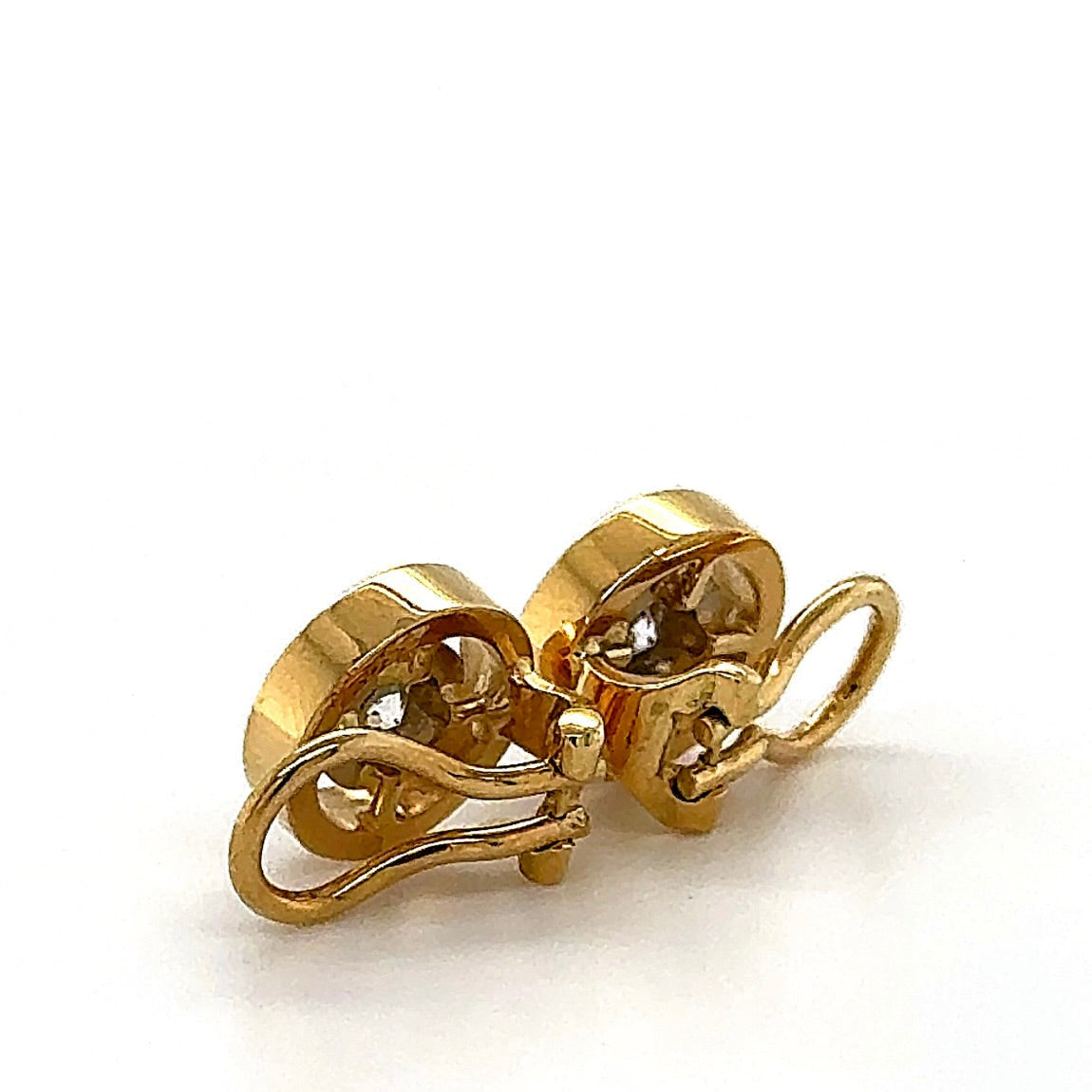 Handgefertigte Ohrringe in 18 Karat Gold mit hochfeinen Brillanten je 0.45 Karat