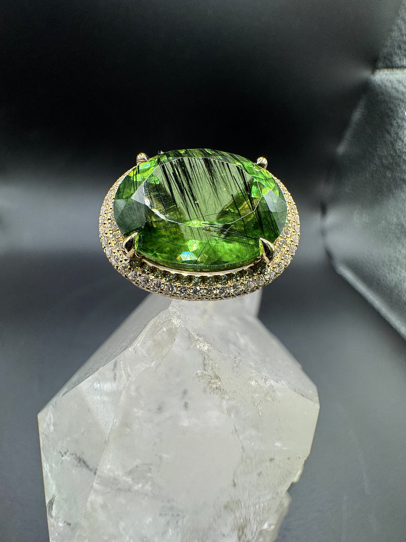 Einmaliger Ring in 14 Karat Gelbgold mit riesigem Peridot & Brillanten