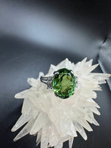 Zeitloser Vintage-Ring in 18 Karat Weißgold mit grünem Turmalin & Brillanten
