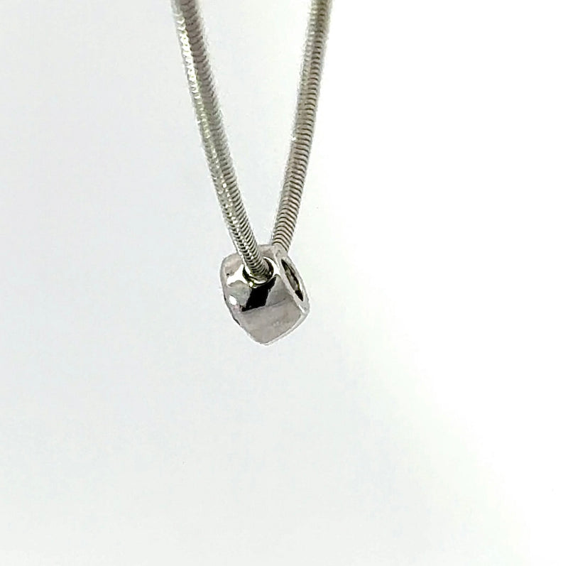 Zeitloser Solitär-Anhänger in 18 Karat Weißgold mit Brillant & Schlangenkette