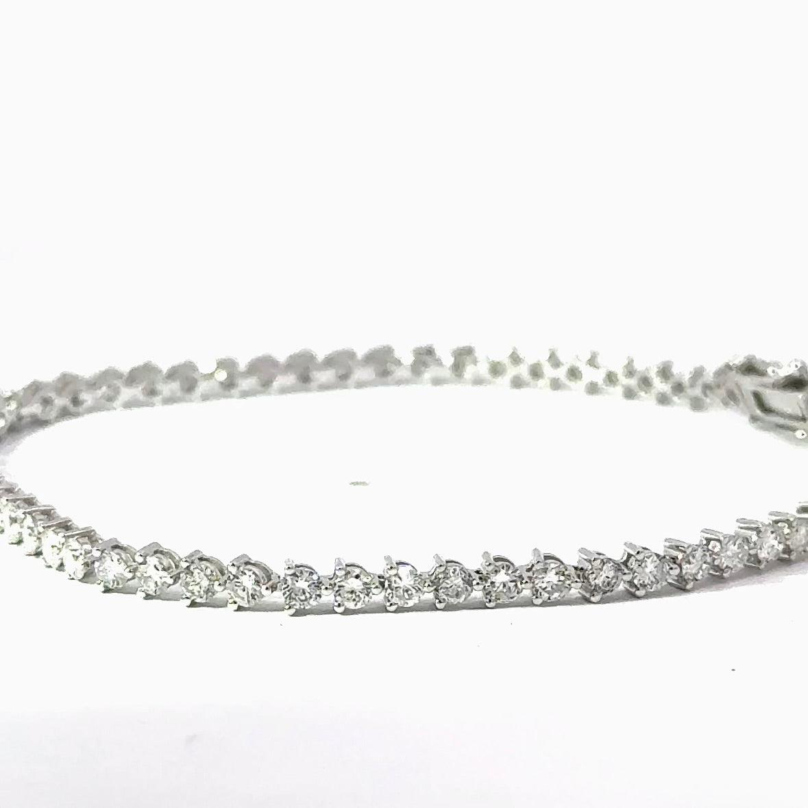 Modernes und zeitloses Tennisarmband in 900er Platin mit Brillanten