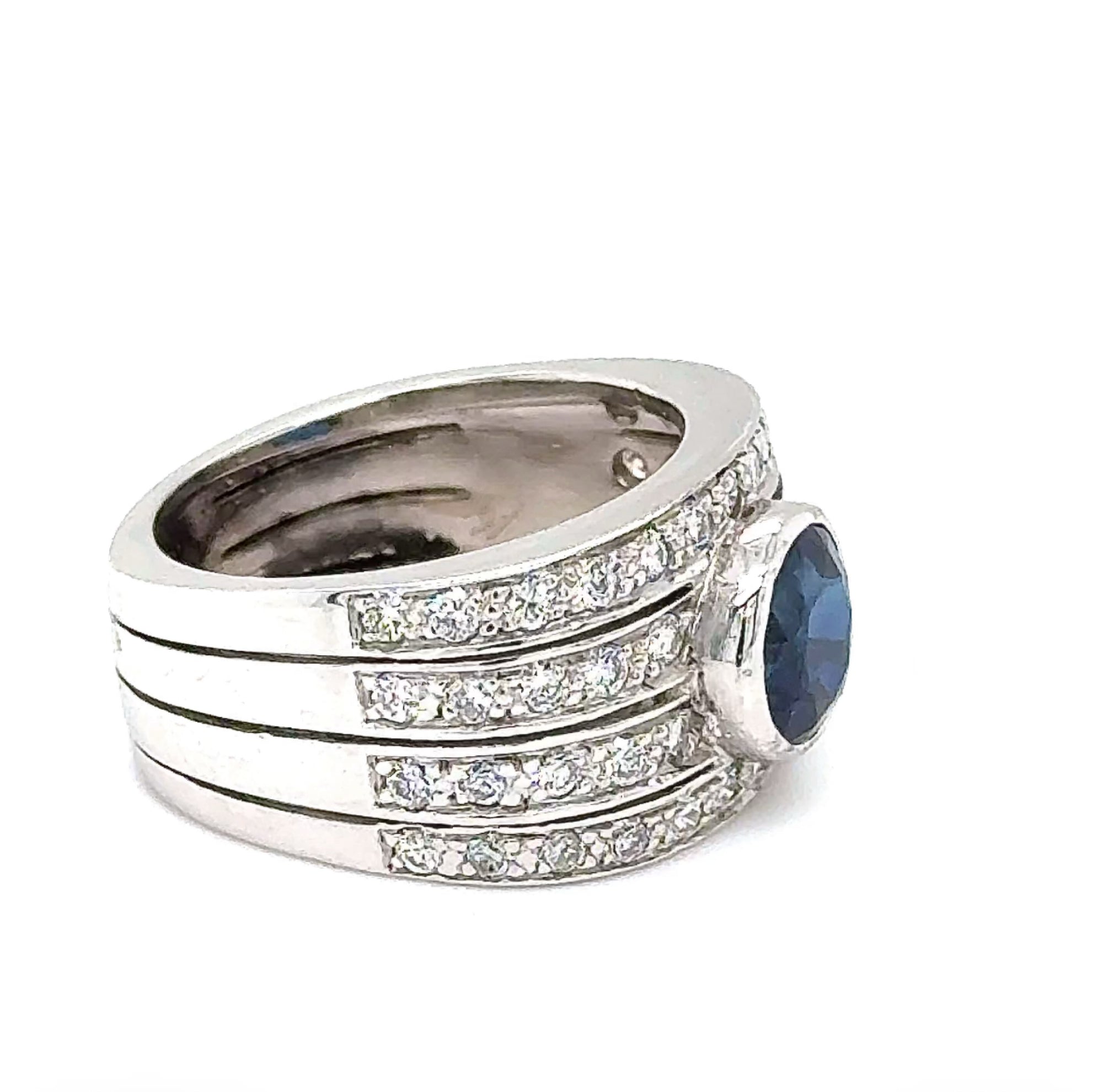 Eindrucksvoller Ring in 18 Karat Weißgold mit augenreinem Saphir und Brillanten