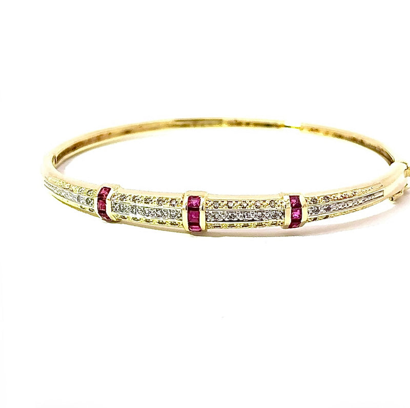 Aufregender Armreif in 14 Karat Gelbgold mit Rubinen und Diamanten