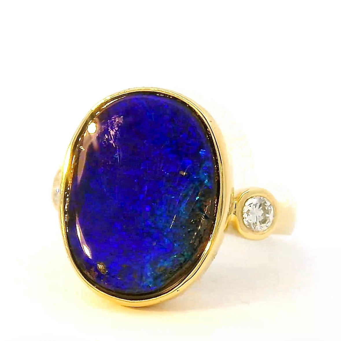 Eleganter Opalring in 18 Karat Gelbgold mit feinen Brillanten