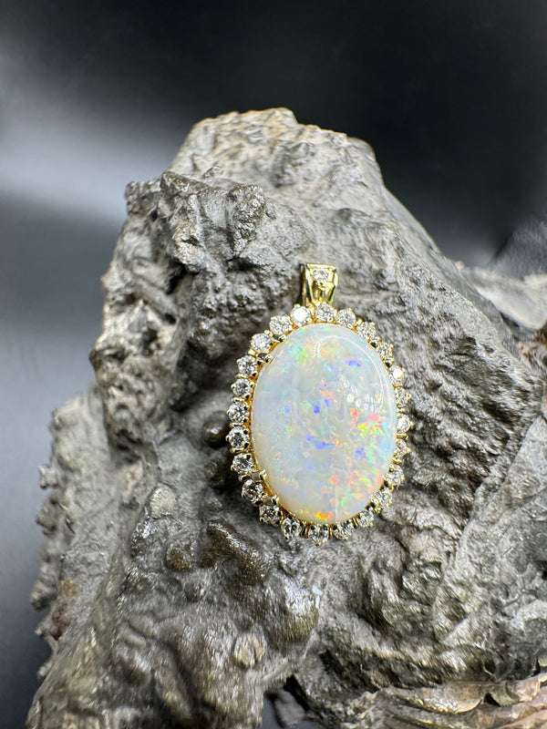 Zeitloser Anhänger in 14 Karat Gelbgold mit lebhaften Opal und Brillanten