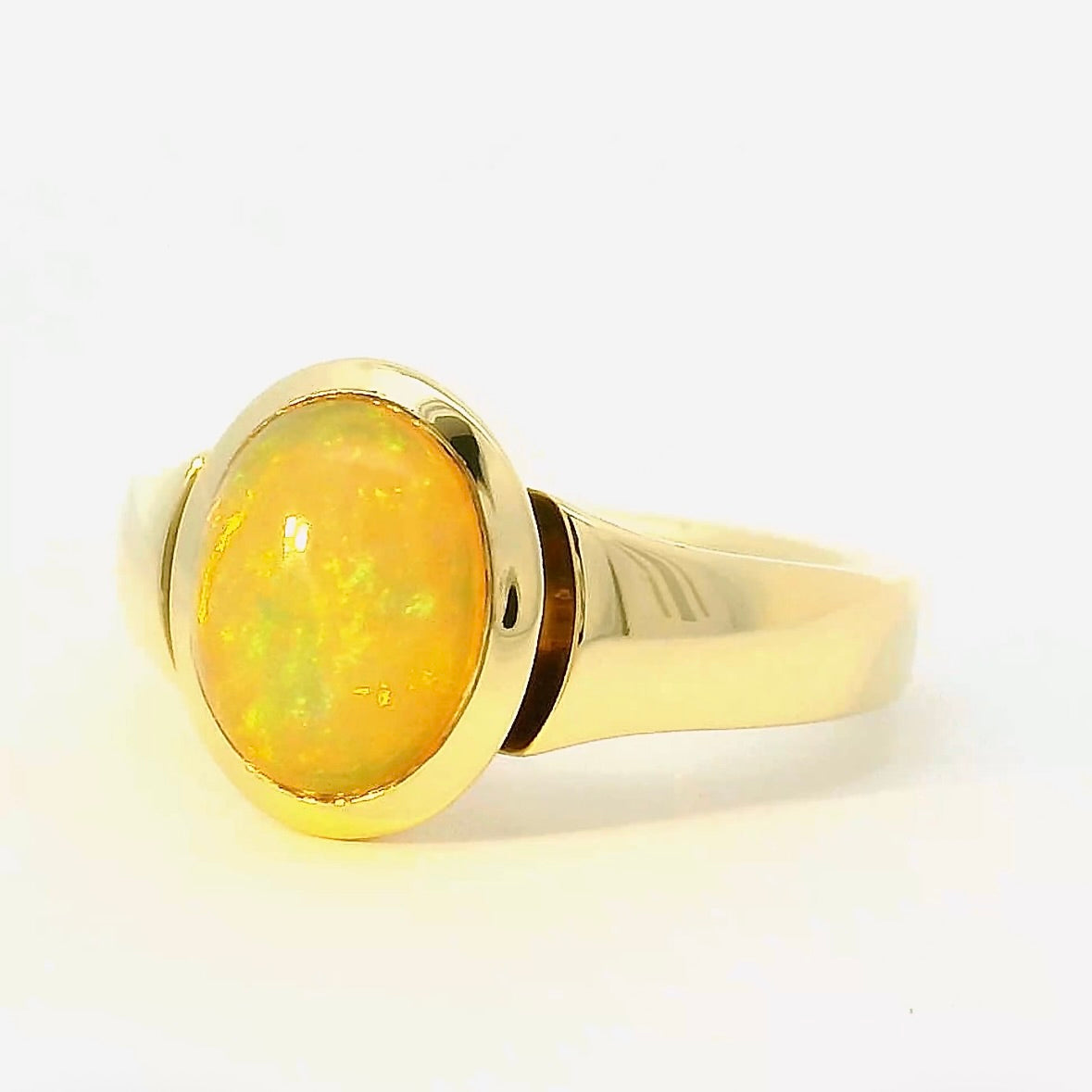 Edler Ring in 14 Karat Gelbgold mit äthiopischem Opal von R. H. Becker