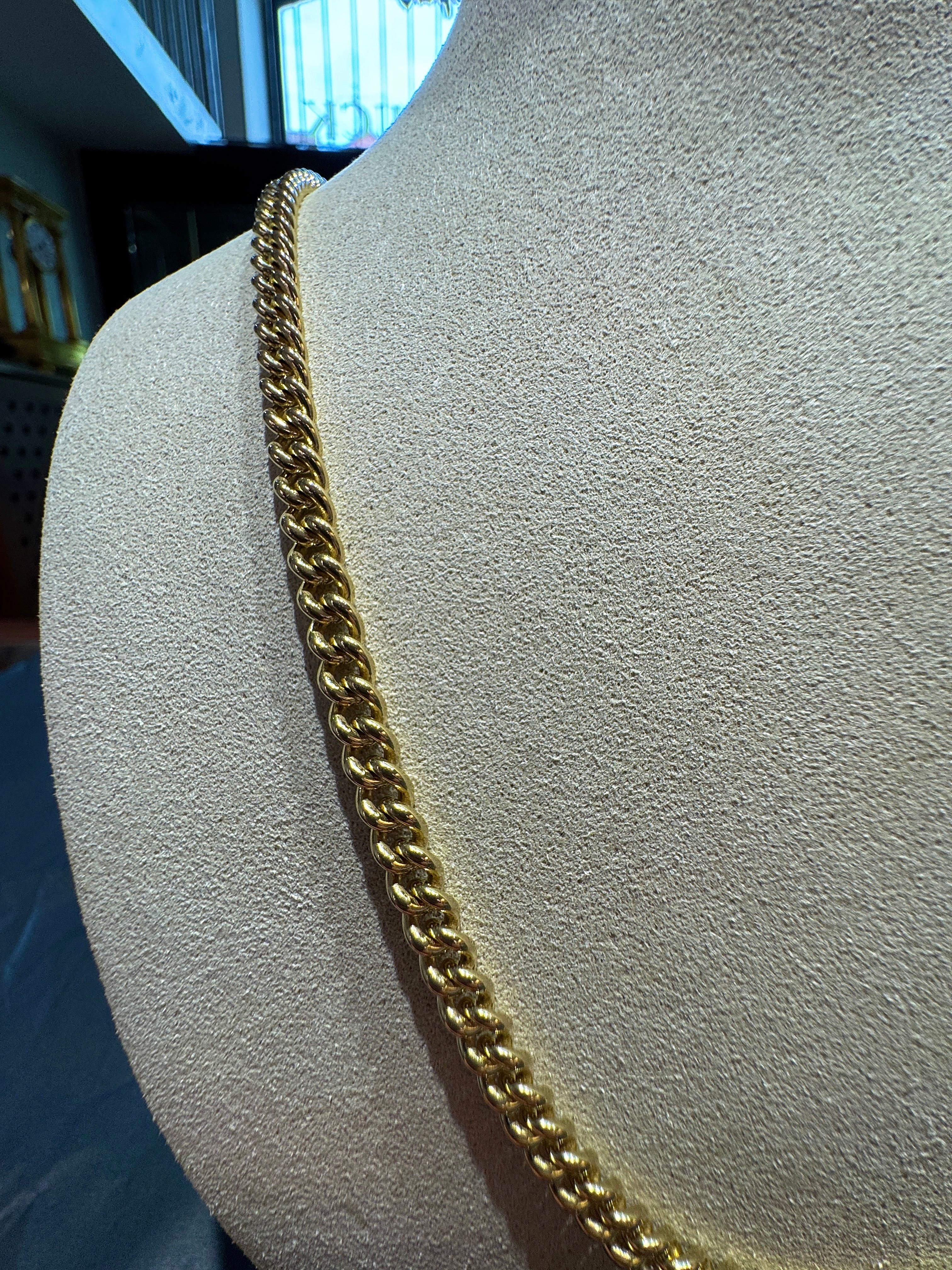 Elegant round curb chain necklace in 8 karat yellow gold with a lobster clasp