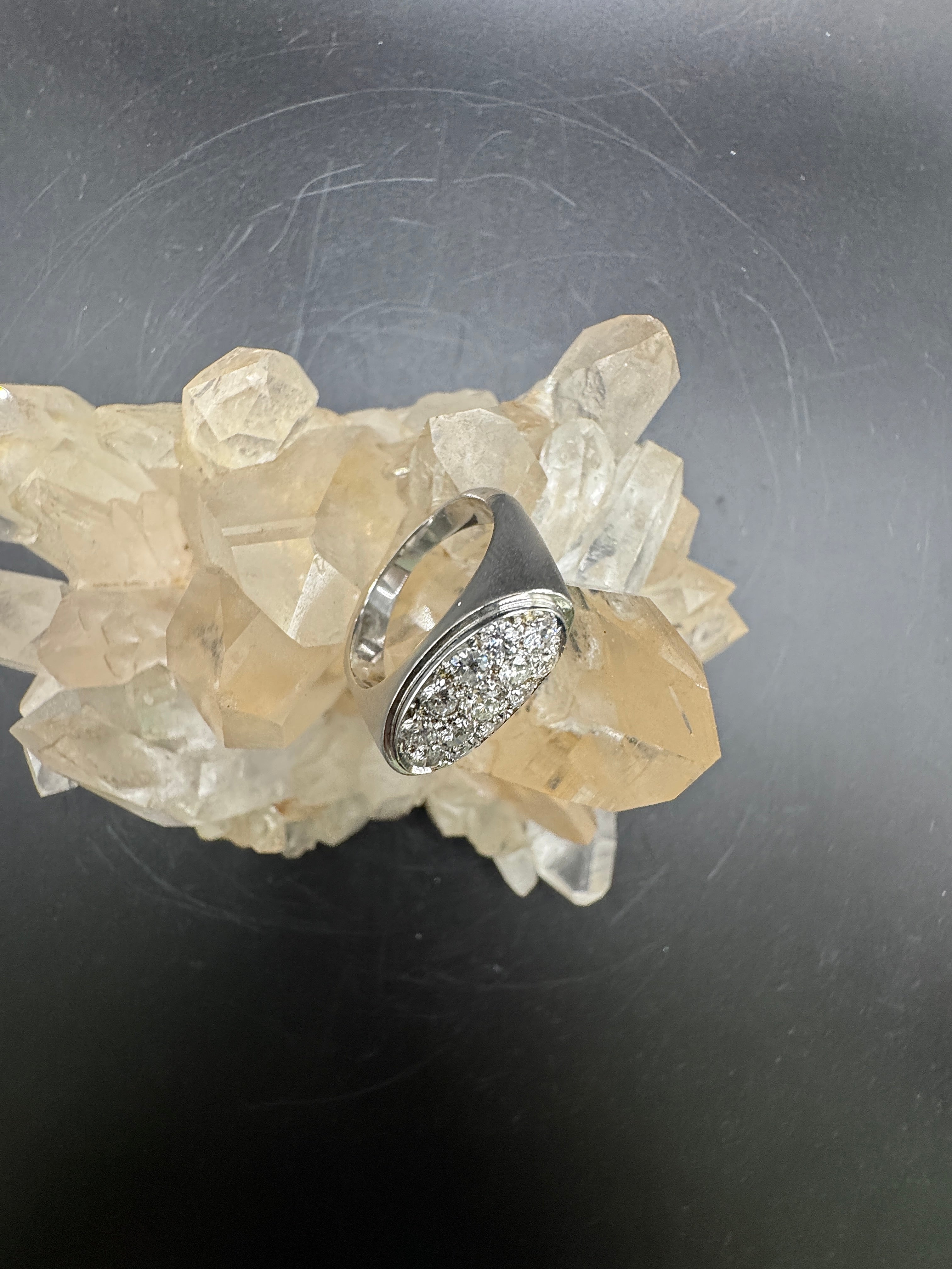 Massieve 18k witgouden ring bezet met zeer fijne pavé briljant geslepen diamanten