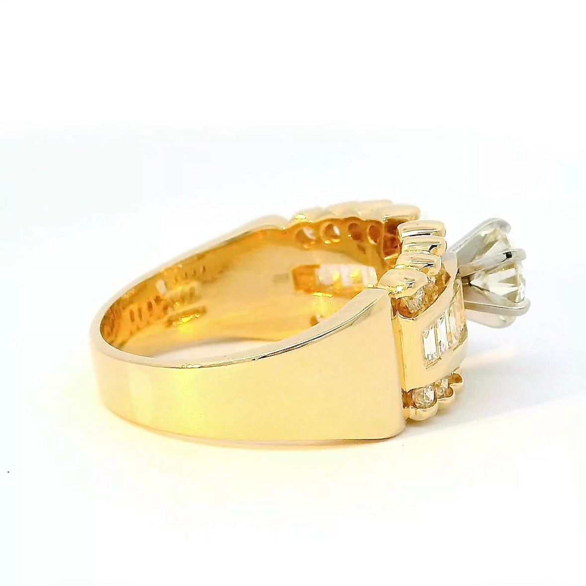 Dominanter Solitär Ring in 14 Karat Gelbgold mit Brillanten & Diamant-Baguettes