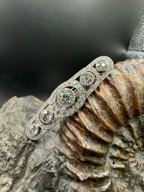 Eindrucksvolle Art-Deco Brosche in 14 Karat Gold mit großen Altschliff Diamanten