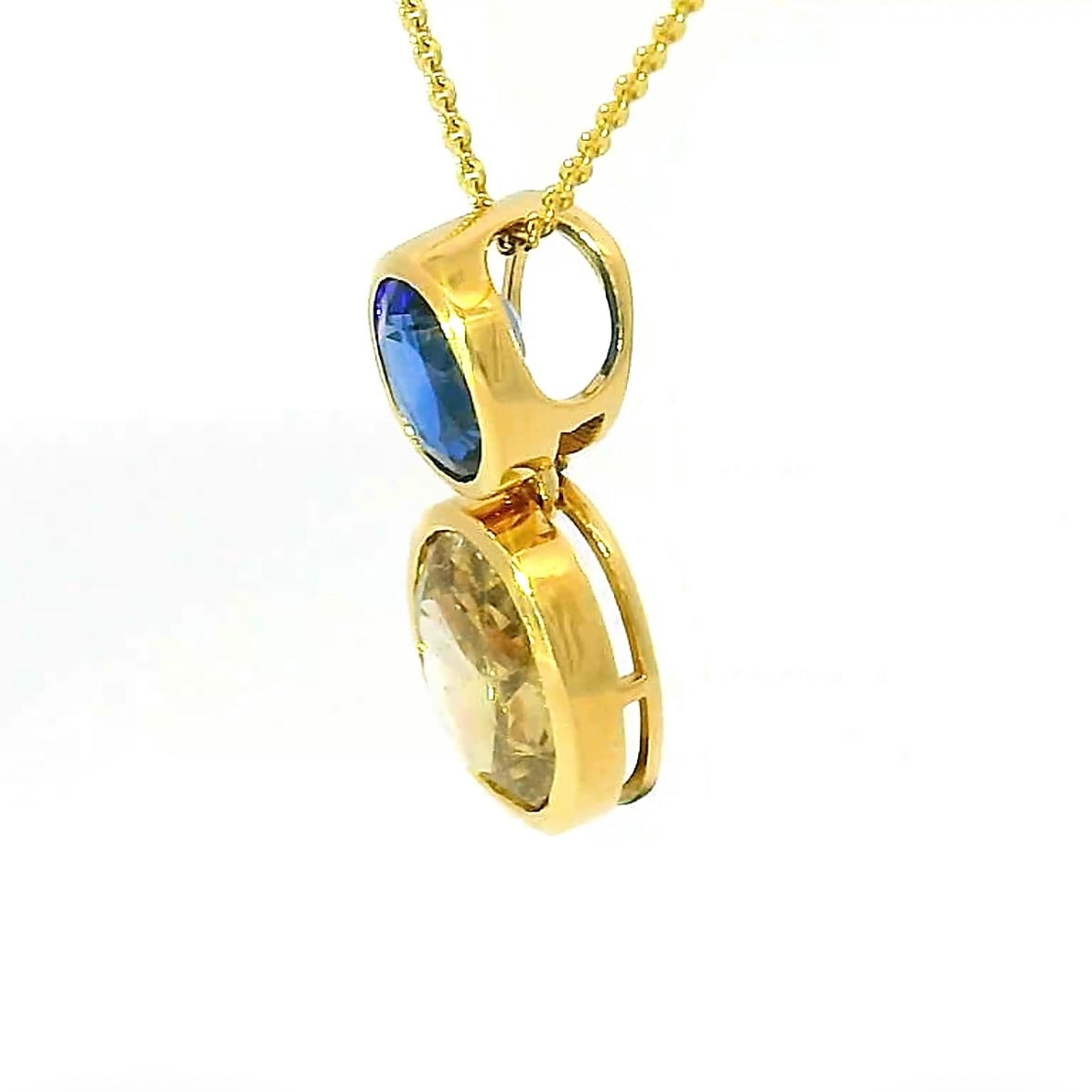 Edler Anhänger in 18 Karat Gelbgold mit hochfeinem Saphir & Fancy Brillant