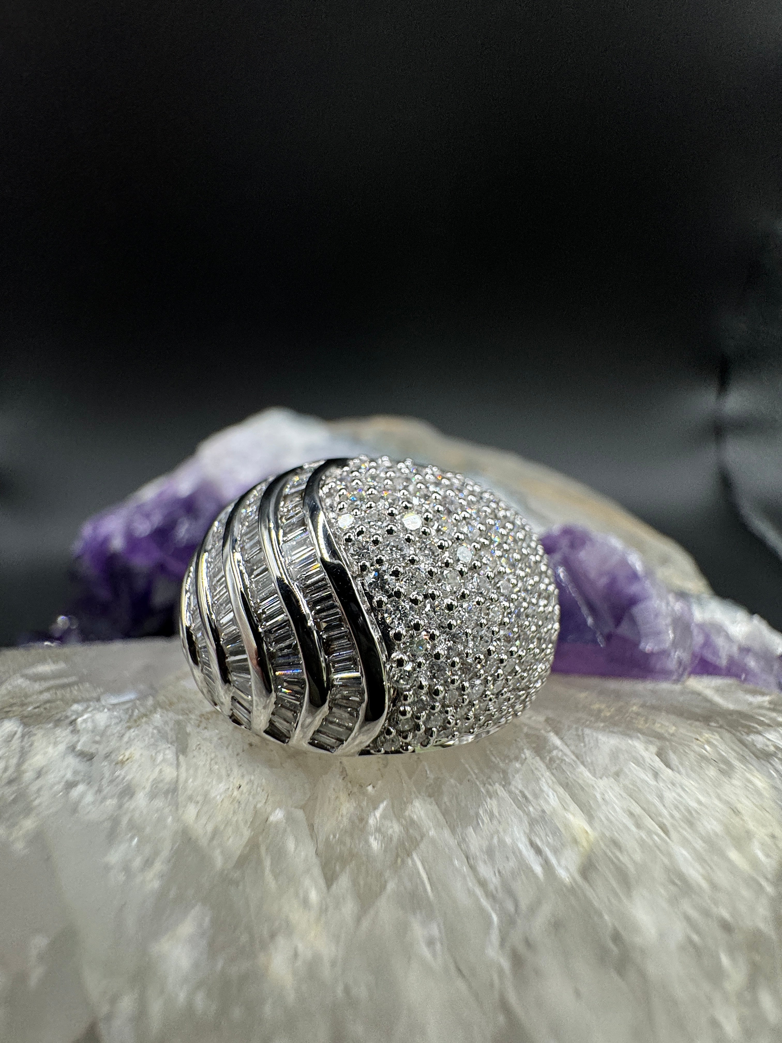 Prunkvoller Ring in 18 Karat Weißgold mit über 200 feinen Brillanten & Diamanten