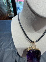 Riesiger Amethyst Anhänger in 14 Karat Gelbgold mit feinen Brillanten