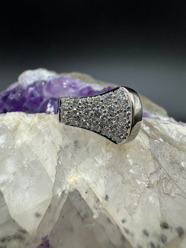 Edler Ring in 18 Karat Weißgold mit feinen Brillanten - Massive Handarbeit