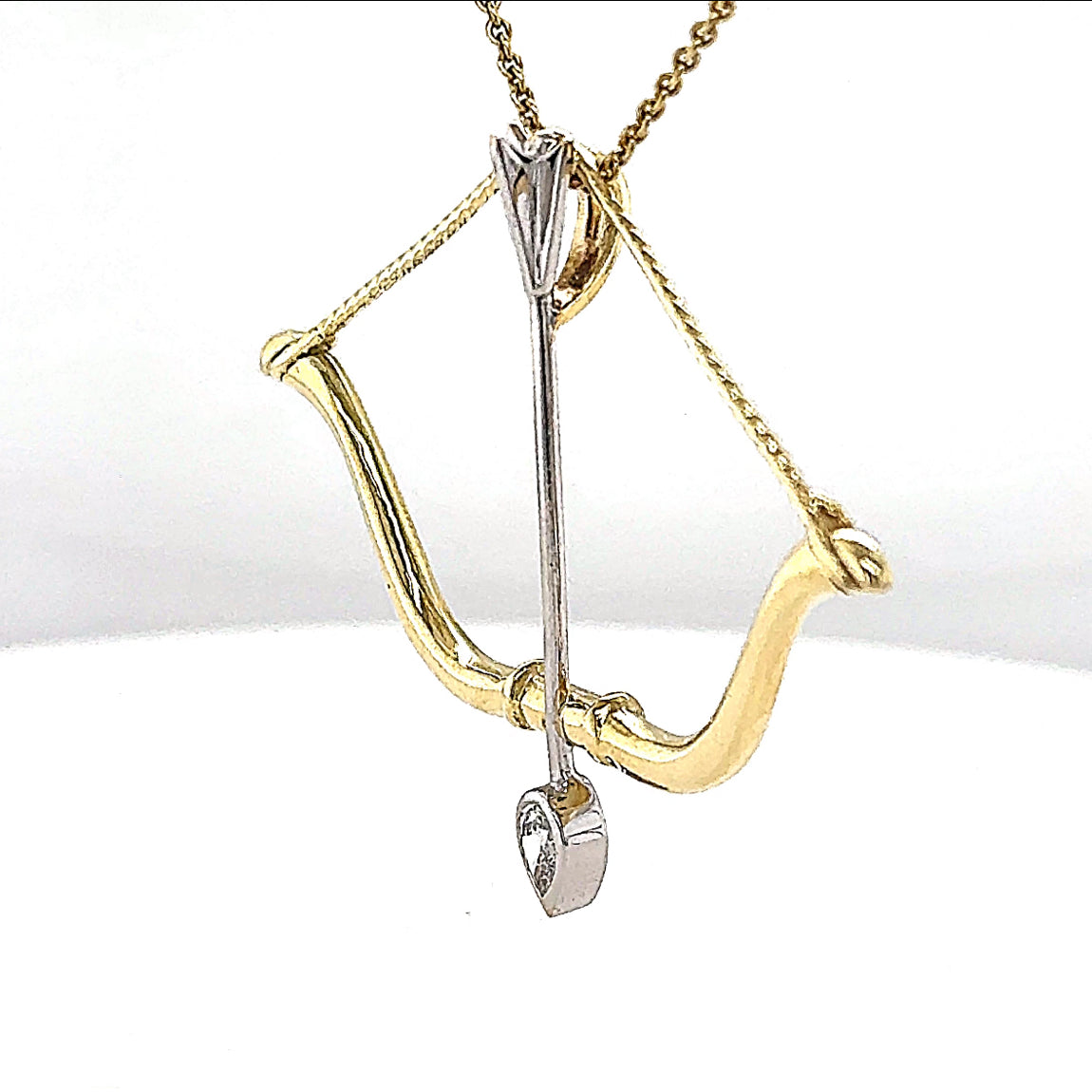 Amore Pfeil und Bogen in 14 Karat Gelbgold mit hochfeinen Brillant-Tropfen