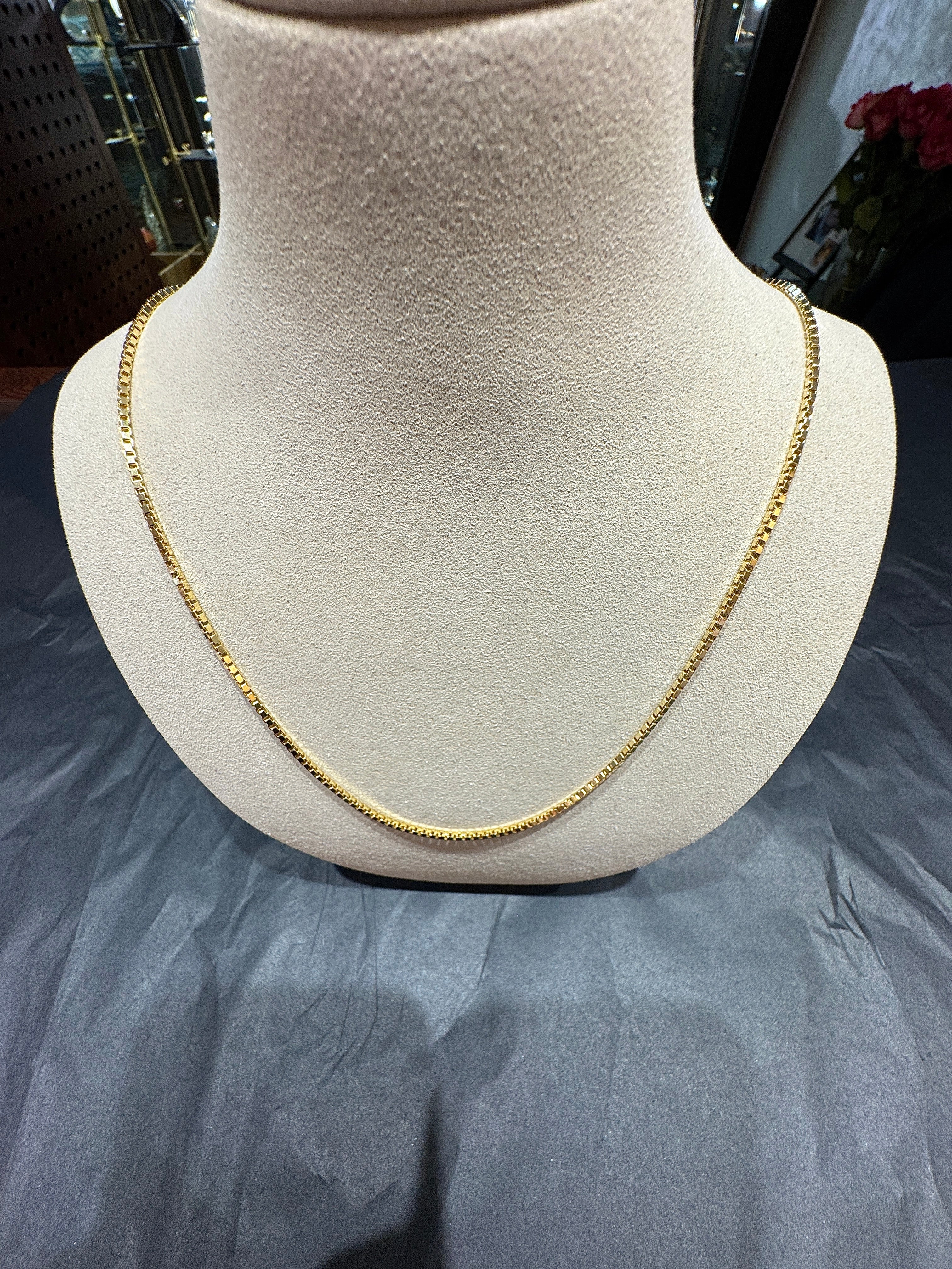 Luminous Venetian chain in 8 karat yellow gold with a spring ring clasp